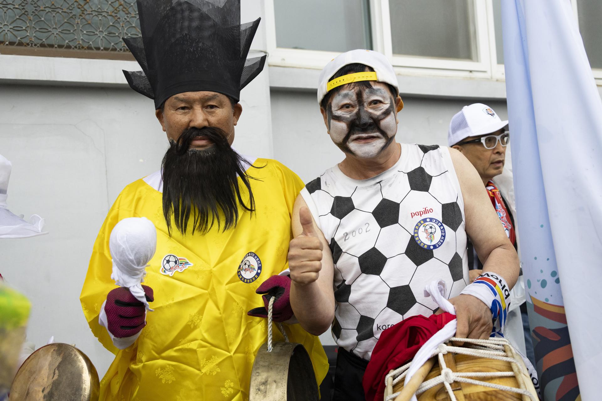 Aficionados del equipo de fútbol femenino norcoreano Naegohyang antes del partido en el que este miércoles se miden con el Suwon FC surcoreano en la semifinal de la Liga de Campeones Femenina de la Confederación Asiática de Fútbol. 
EFE/EPA/JEON HEON-KYUN
