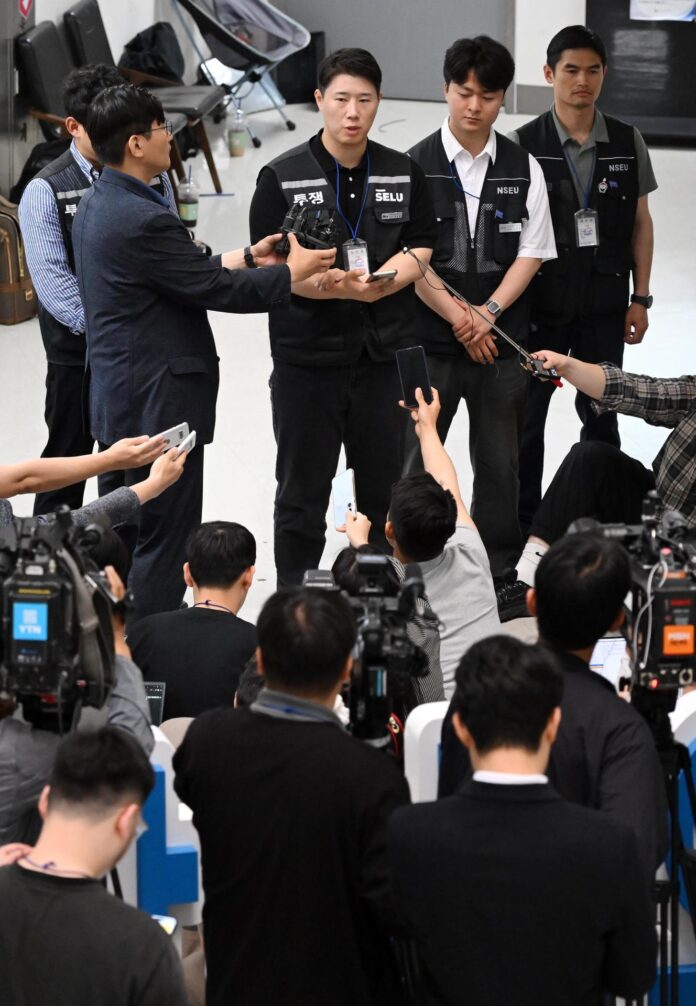 Sejong (Corea del Sur), 20/05/2026.- Choi Seung-ho (C), líder del mayor sindicato de Samsung Electronics Co., habla con periodistas tras asistir a la tercera reunión de mediación gubernamental con la gerencia para alcanzar un acuerdo sobre las bonificaciones por desempeño en la oficina de la Comisión Nacional de Relaciones Laborales en la ciudad administrativa de Sejong, en el centro de Corea del Sur, el 20 de mayo de 2026. El mayor sindicato de la compañía anunció que iniciará la huelga prevista tras el fracaso de las negociaciones salariales con la gerencia. EFE/EPA/YONHAP SOUTH KOREA OUT
