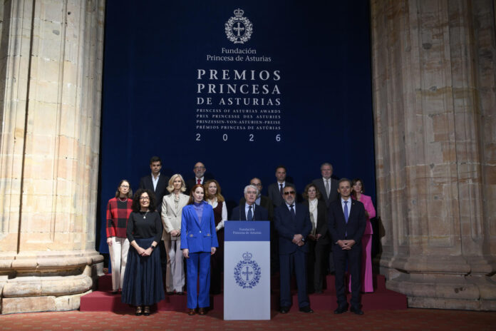 El presidente del jurado del Premio Princesa de Asturias de Cooperación Internacional, Gustavo Suarez-Pertierra (c), anuncia este miércoles en Oviedo que la Bóveda Global de Semillas de Svalbard (Noruega), un depósito subterráneo que alberga más de 1,3 millones de semillas de cultivo de 6.300 especies de todo el mundo para salvaguardar la biodiversidad y la alimentación, ha obtenido este miércoles el Premio Princesa de Asturias de Cooperación Internacional 2026. EFE/ Eloy Alonso
