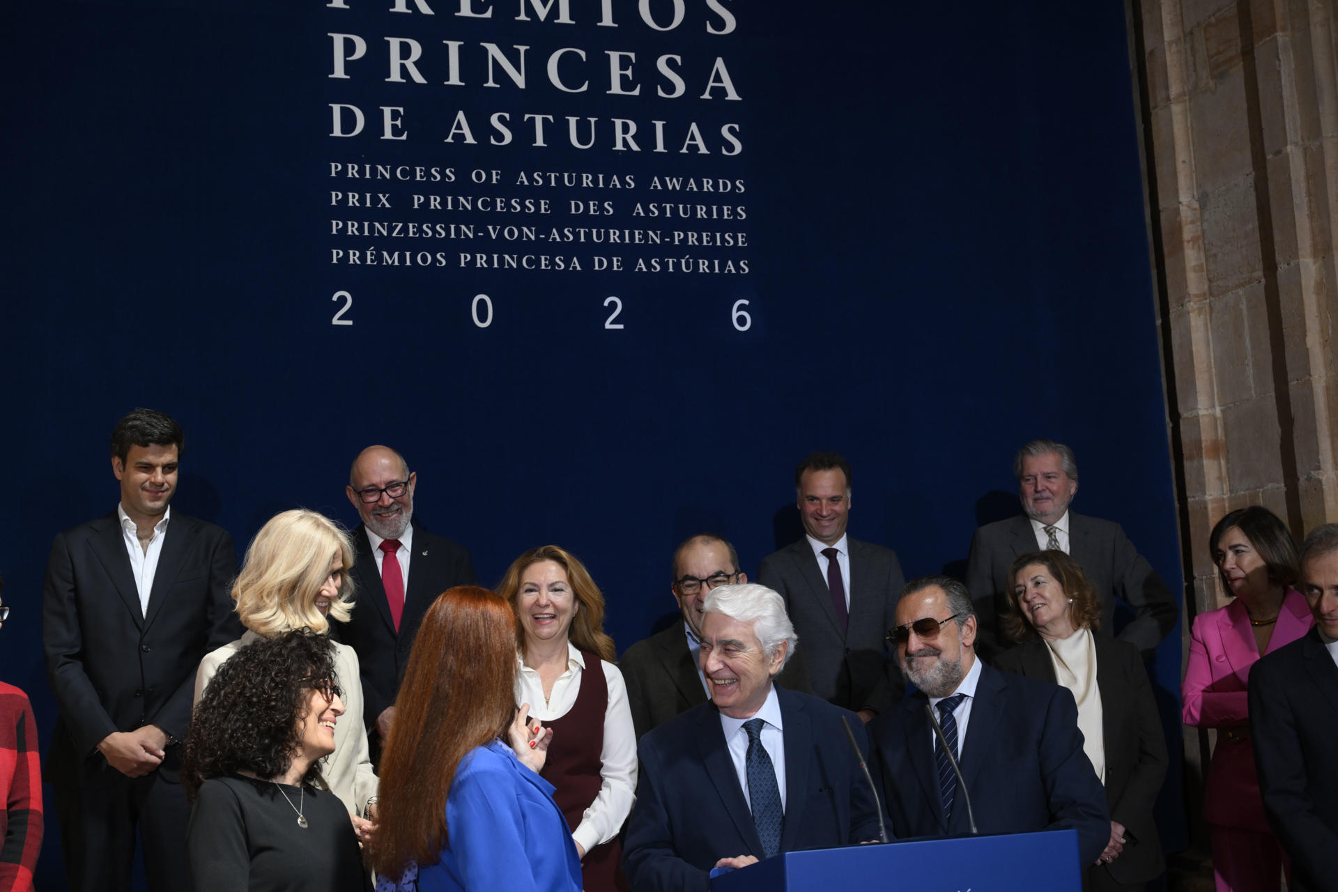 El presidente del jurado del Premio Princesa de Asturias de Cooperación Internacional, Gustavo Suarez-Pertierra (c), conversa con los miembros del jurado tras anunciar este miércoles en Oviedo que la Bóveda Global de Semillas de Svalbard (Noruega), un depósito subterráneo que alberga más de 1,3 millones de semillas de cultivo de 6.300 especies de todo el mundo para salvaguardar la biodiversidad y la alimentación, ha obtenido este miércoles el Premio Princesa de Asturias de Cooperación Internacional 2026. EFE/ Eloy Alonso
