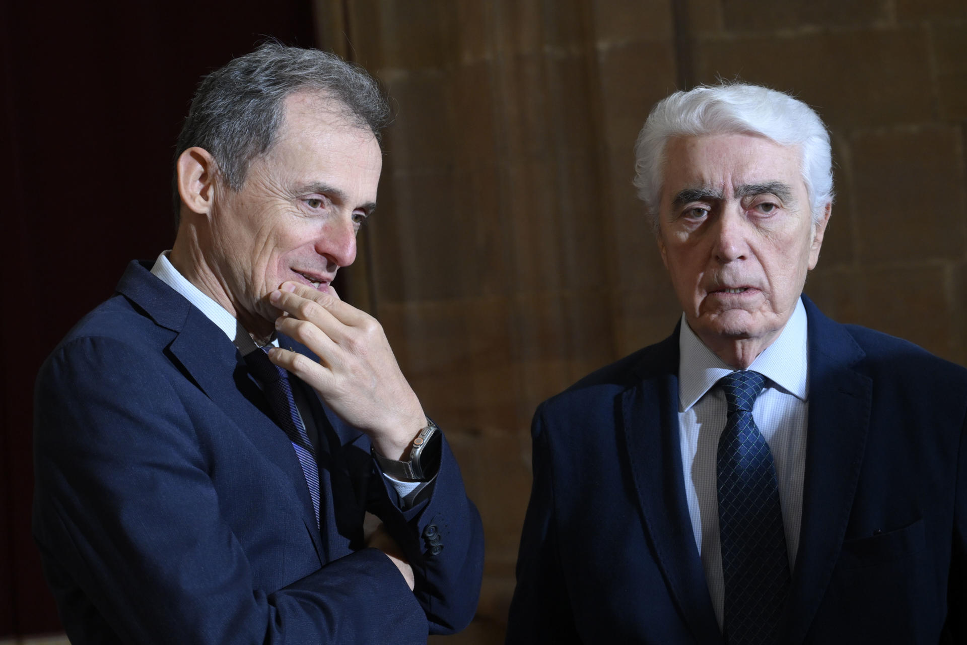 El presidente del jurado del Premio Princesa de Asturias de Cooperación Internacional, Gustavo Suarez-Pertierra (d), conversa con el miembro del jurado, el astronauta y exministro de Ciencia Pedro  Duque, este miércoles en Oviedo tras anunciarse que la Bóveda Global de Semillas de Svalbard (Noruega), un depósito subterráneo que alberga más de 1,3 millones de semillas de cultivo de 6.300 especies de todo el mundo para salvaguardar la biodiversidad y la alimentación, ha obtenido el Premio Princesa de Asturias de Cooperación Internacional 2026. EFE/ Eloy Alonso
