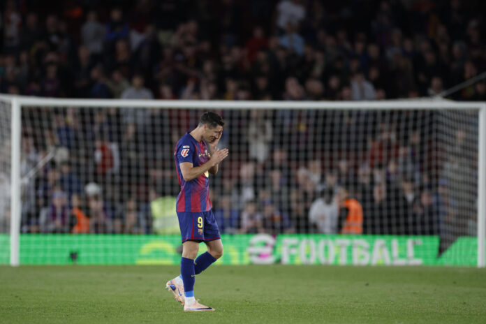 El delantero del Barcelona Robert Lewandowski durante el homenaje que le rinden al finalizar el partido de la jornada 37 de LaLiga que FC Barcelona y Real Betis disputaron el pasado 17 de mayo en el Camp Nou. EFE/Alberto Estévez
