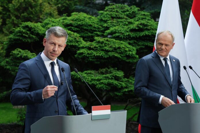 El primer ministro de Hungría, Péter Magyar,y su homólogo polaco, Donald Tusk. EFE/EPA/Pawel Supernak POLAND OUT
