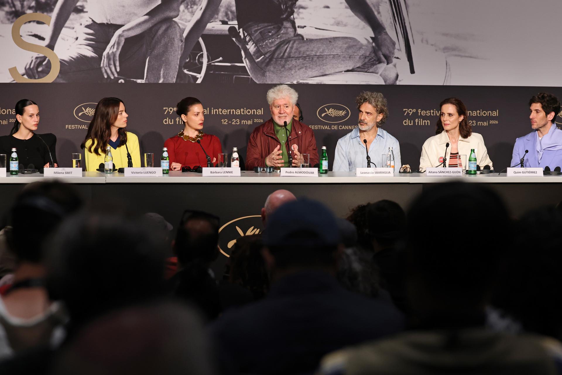 Milena Smit, Victoria Luengo, Barbara Lennie, Pedro Almodóvar, Leonardo Sbaraglia, Aitana Sanchez-Gijon y Quim Gutierrez en la rueda de prensa de 'Amarga Navidad' en Cannes. EFE/EPA/AMY SUSSMAN / POOL
