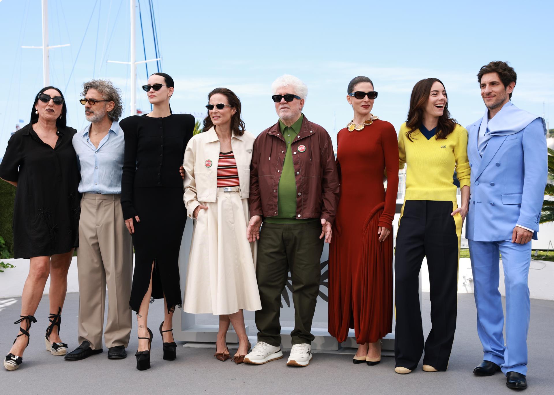 Rossy De Palma, Leonardo Sbaraglia, Milena Smit, Aitana Sanchez-Gijon, Pedro Almodovar, Barbara Lennie, Victoria Luengo y Quim Gutierrez presentan 'Amarga Navidad' en Cannes.EFE/EPA/CLEMENS BILAN
