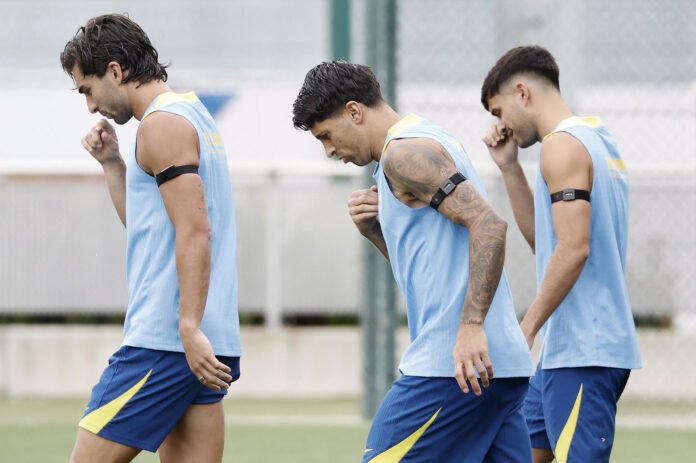 El futbolista del FC Barcelona Ferran Torres (i), durante un entrenamiento del F.C. Barcelona del pasado 9 de mayo. EFE/ Andreu Dalmau
