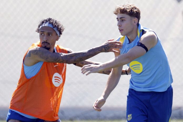 El futbolista del FC Barcelona Fermín López (d), durante un entrenamiento el pasado 16 de mayo. EFE/Alberto Estevez
