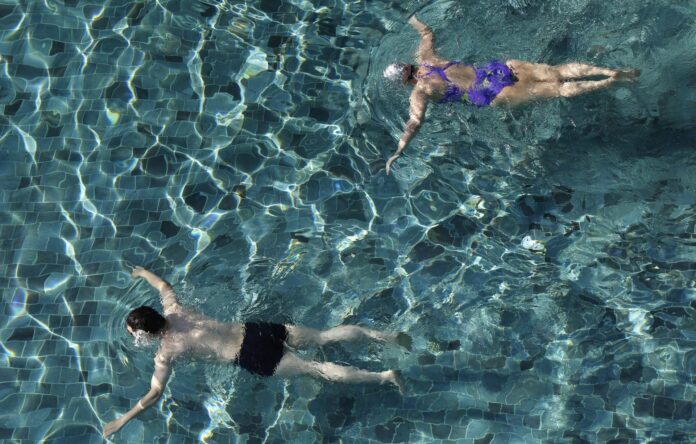 En la imagen de archivo, dos personas nadan en una piscina de Hua Hin, Tailandia. EPA/BARBARA WALTON
