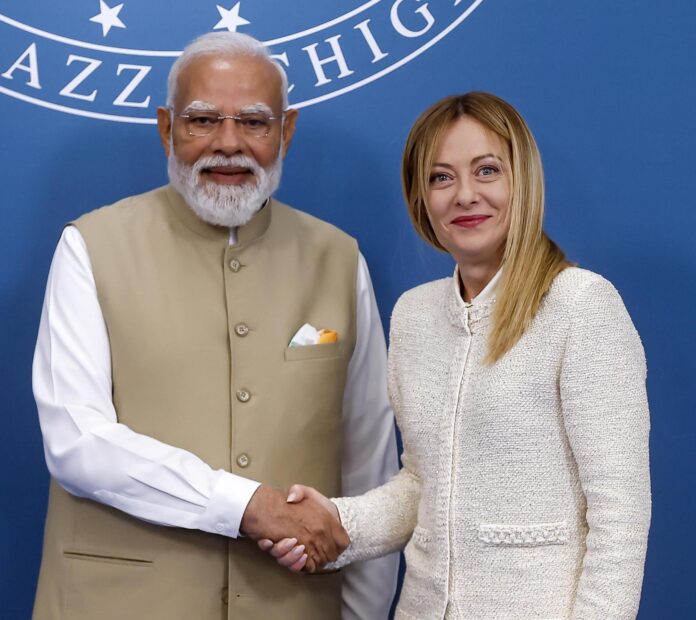 La Primera Ministra de Italia, Giorgia Meloni (D), y el Primer Ministro de la India, Narendra Modi (I), se dan la mano durante una conferencia de prensa tras su reunión en Villa Pamphili en Roma, Italia, el 20 de mayo de 2026. (Italia, Roma) EFE/EPA/ANGELO CARCONI
