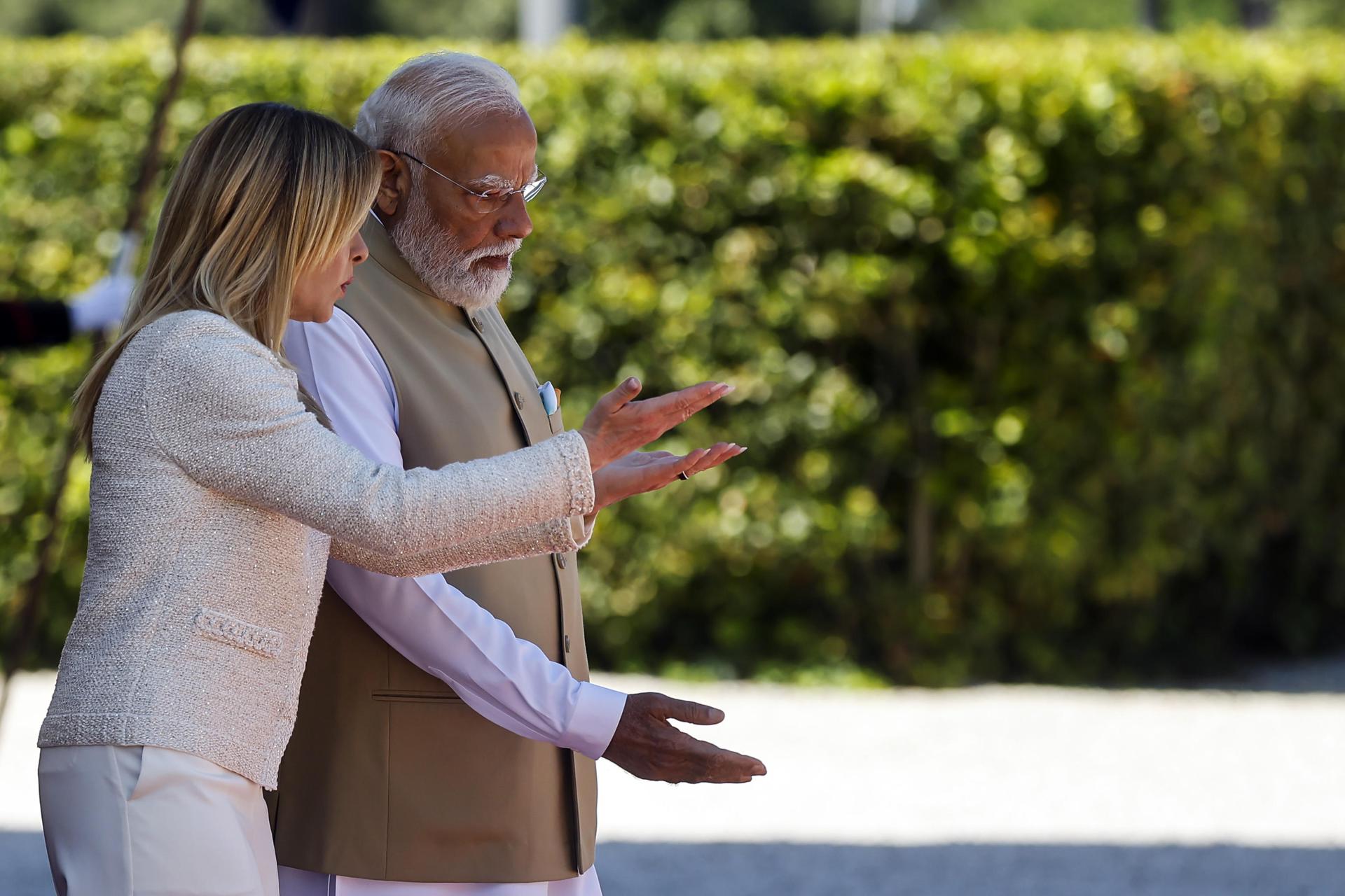 La primera ministra italiana, Giorgia Meloni (i), da la bienvenida al primer ministro indio, Narendra Modi, antes de una reunión en Villa Pamphili en Roma, Italia, el 20 de mayo de 2026. (Italia, Roma) EFE/EPA/ANGELO CARCONI

