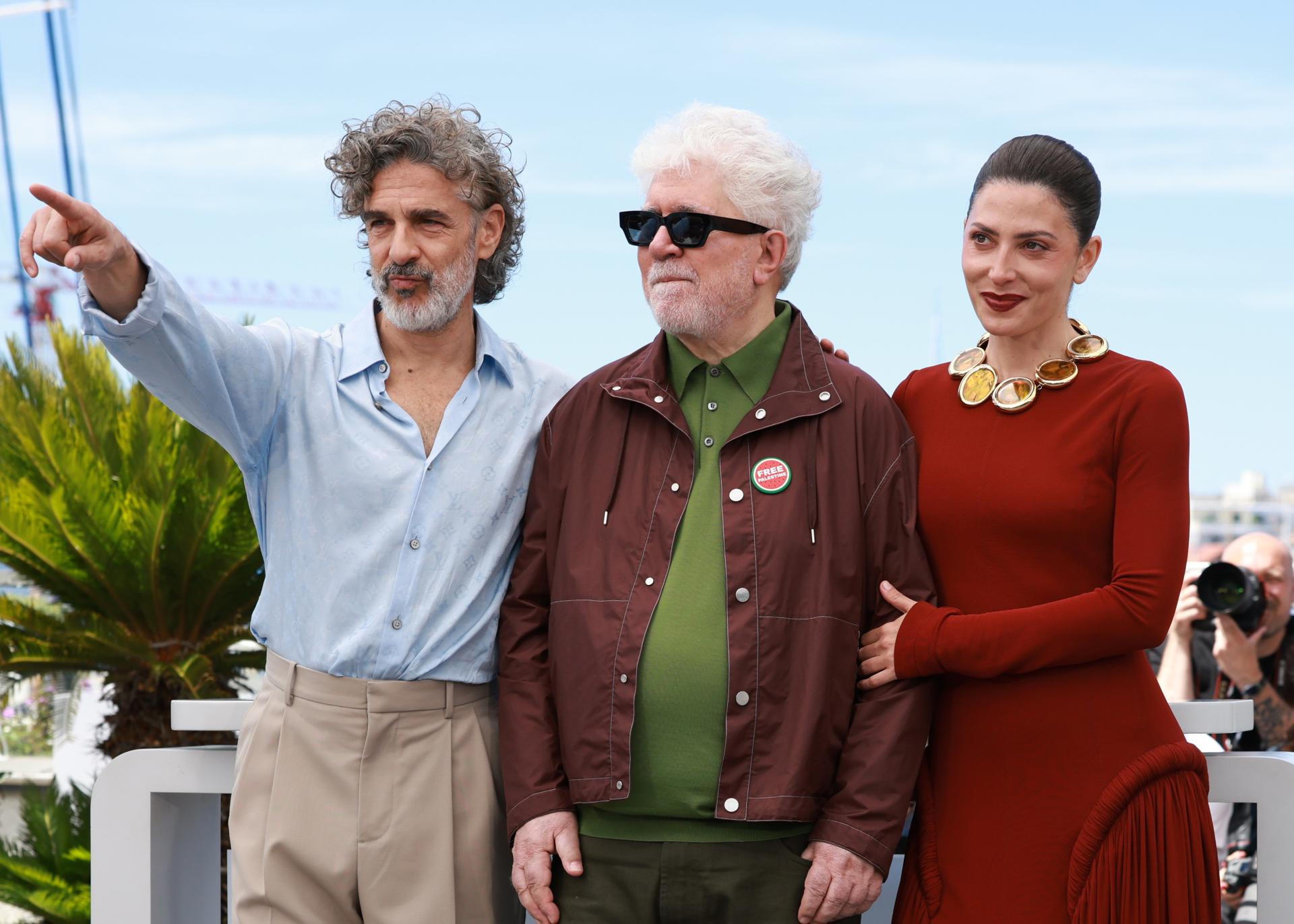 - (De izquierda a derecha) Leonardo Sbaraglia, el director Pedro Almodóvar y Barbara Lennie asisten a la sesión fotográfica de 'Amarga Navidad' durante el 79º Festival de Cine de Cannes, en Cannes, Francia, el 20 de mayo de 2026. El festival de cine se celebra del 12 al 23 de mayo de 2026. (Cine, Francia) EFE/EPA/CLEMENS BILAN

