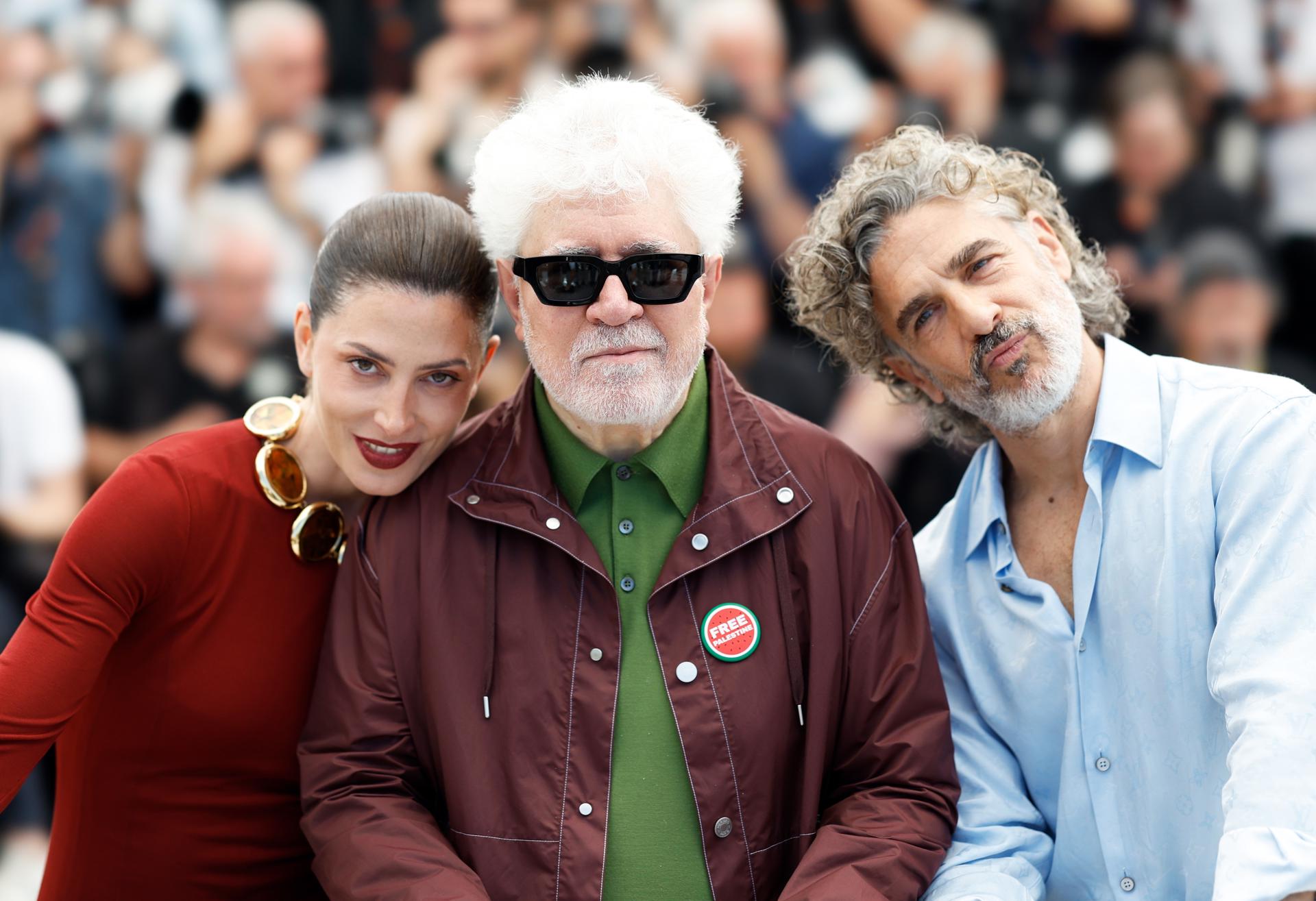 (De izquierda a derecha) Barbara Lennie, el director Pedro Almodóvar y Leonardo Sbaraglia asisten a la sesión fotográfica de 'Amarga Navidad' durante el 79º Festival de Cine de Cannes, en Cannes, Francia, el 20 de mayo de 2026. El festival se celebra del 12 al 23 de mayo de 2026. (Cine, Francia) EFE/EPA/SEBASTIEN NOGIER
