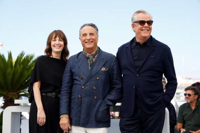 (De izquierda a derecha) Rosemarie Dewitt, el director Andy Garcia y Danny Huston asisten a la sesión fotográfica de 'Diamond' durante el 79º Festival de Cine de Cannes, en Cannes, Francia, el 20 de mayo de 2026. El festival se celebra del 12 al 23 de mayo de 2026. (Cine, Francia) EFE/EPA/SEBASTIEN NOGIER
