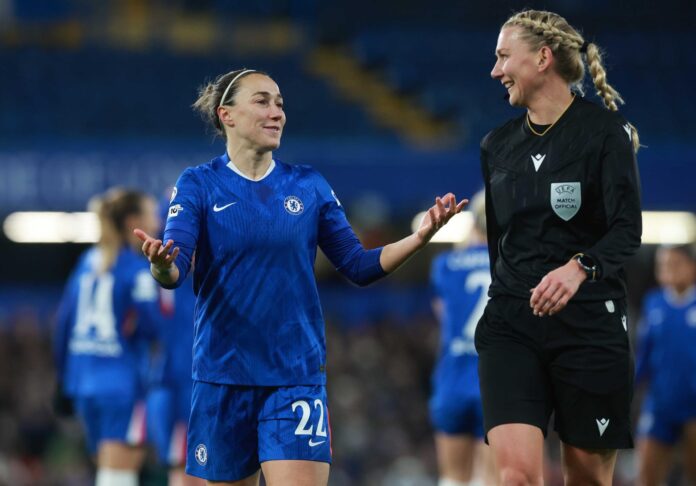 Fotografía de Neil Hall, en la que puede verse en una imagen de archivo del 20 de noviembre de 2025 a la futbolista Lucy Bronze, del Chelsea, durante un partido. EFE
