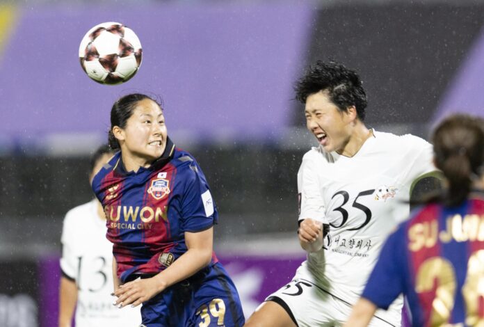 An pok-Yong (d), del Naegohyang femenino, en acción frente a Haruhi Suzuki (i), del Suwon FC femenino, durante la semifinal regional entre ambos equipos, disputada este miércoles en Suwon (Corea del Sur). EFE/ JEON HEON-KYUN
