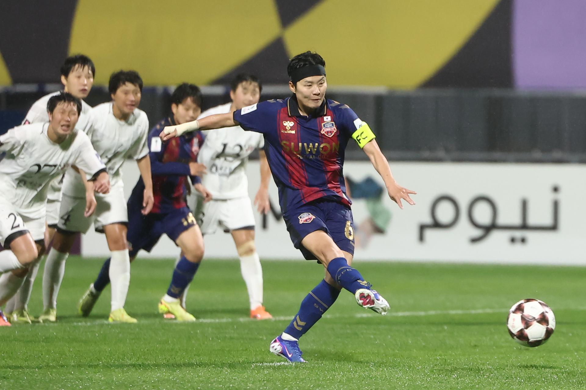 Ji So-yun, del Suwon FC femenino, lanza un penalti pero falla, durante la semifinal regional disputada este miércoles contra el Naegohyang femenino. EFE/ YONHAP *Prohibido Corea del Sur*

