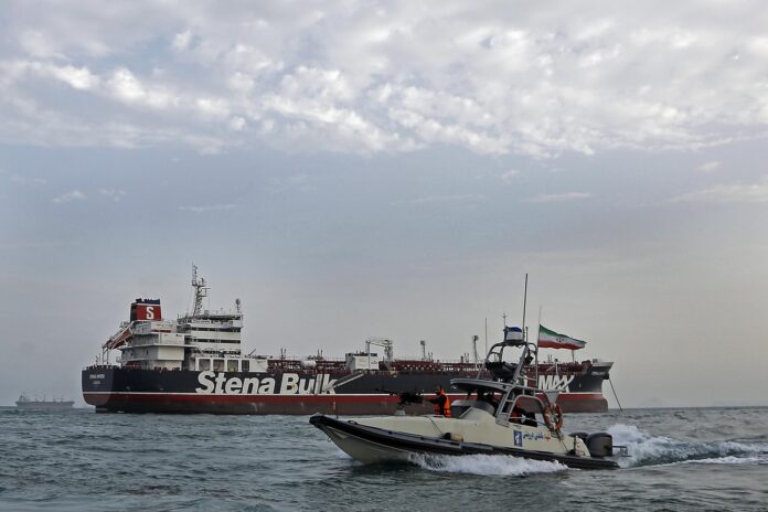 FOTO ARCHIVO. Una lancha rápida de la Guardia Revolucionaria Iraní navega alrededor del petrolero Stena Impero, de bandera británica, EFE/EPA/HASAN SHIRVANI
