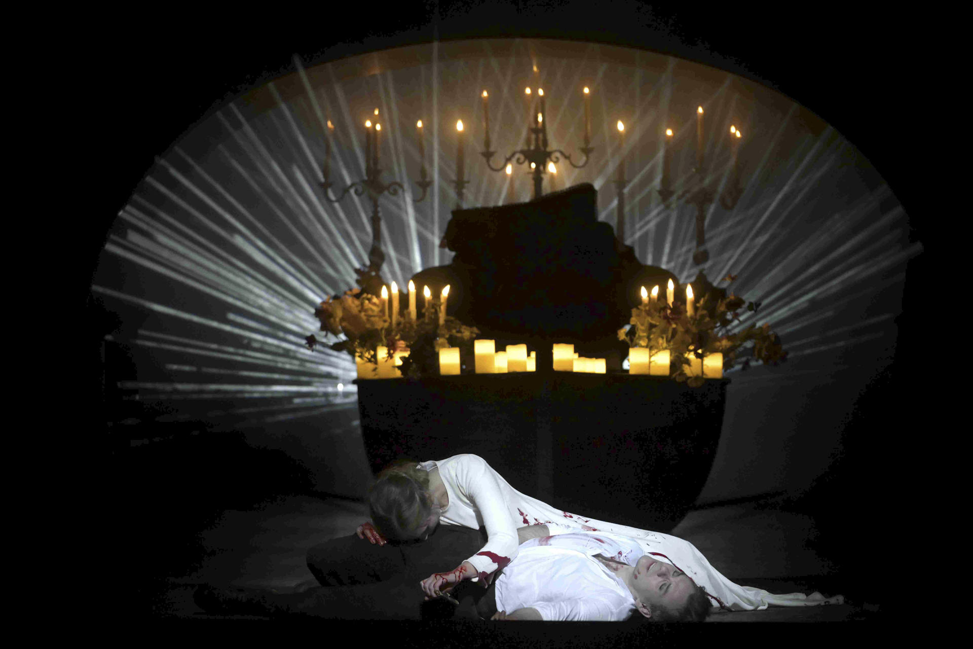 - El tenor mexicano Javier Camarena y la soprano estadounidense Nadine Sierra, dos de los mejores cantantes líricos contemporáneos, serán 'Romeo y Julieta' en la ópera romántica del francés Charles François Gounod (1818-1893), que vuelve al Teatro Real, tras 115 años, entre el 27 de mayo y el 13 de junio.EFE/Opéra National De Paris/ Vincent Pontet /SOLO USO EDITORIAL/SOLO DISPONIBLE PARA ILUSTRAR LA NOTICIA QUE ACOMPAÑA (CRÉDITO OBLIGATORIO)

