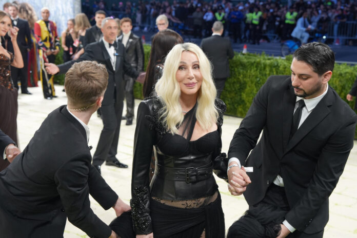 Fotografía del 4 de mayo de 2026 que muestra a Cherilyn Sarkisian, conocida popularmente como Cher posando en la alfombra blanca de la Met Gala en Nueva York (EE.UU.). EFE/ Octavio Guzmán
