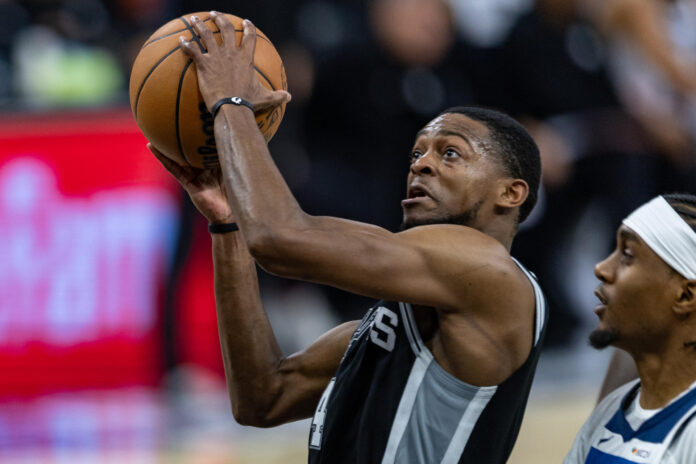 El jugador De'Aaron Fox (d) de San Antonio controla un balón en el AT&T Center en San Antonio (EE.UU.). EFE/ Carlos Ramírez/Archivo

