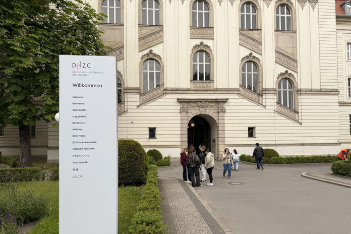 Vista del exterior del hospital universitario La Charité en Berlín en Berlín este miércoles. EFE/ Paloma Rocha
