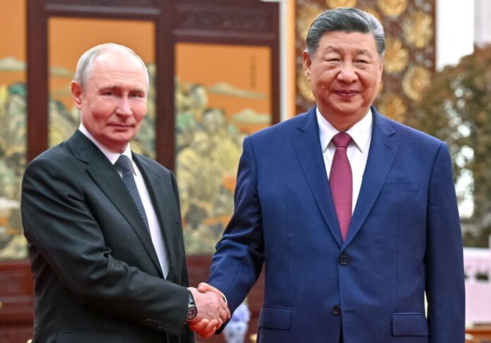 El presidente ruso Vladimir Putin (izquierda) estrecha la mano del presidente chino Xi Jinping durante una ceremonia del té celebrada en Pekín, China, el 20 de mayo de 2026. Putin se encuentra de visita oficial de dos días en China, del 19 al 20 de mayo. (Rusia) EFE/EPA/KRISTINA SOLOVIEVA / KREMLIN / POOL MANDATORY CREDIT
