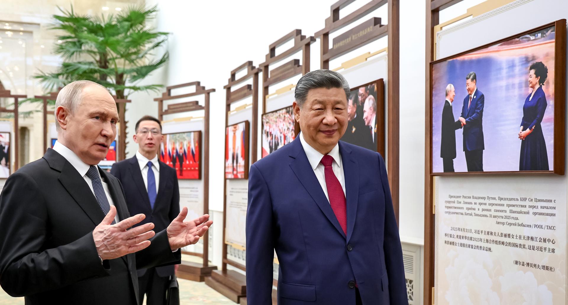 El presidente ruso Vladimir Putin (izquierda) y el presidente chino Xi Jinping (derecha) asisten a una exposición fotográfica en el Gran Salón del Pueblo en Pekín, China, el 20 de mayo de 2026. (Rusia) EFE/EPA/ALEXANDER KAZAKOV/SPUTNIK/KREMLIN POOL MANDATORY CREDIT
