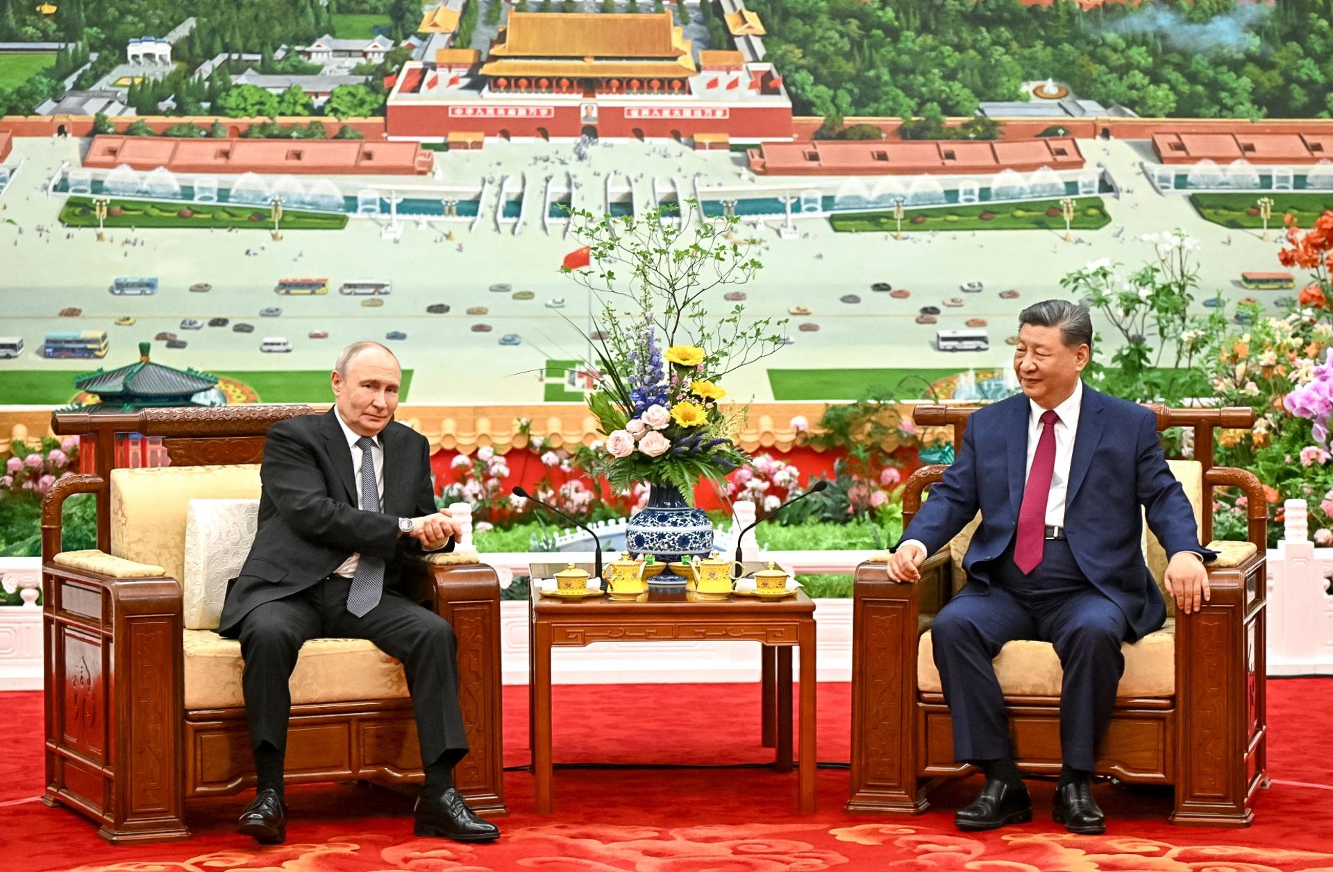 El presidente ruso Vladimir Putin (izquierda) y el presidente chino Xi Jinping asisten a una ceremonia del té durante su encuentro en Pekín, China, el 20 de mayo de 2026. Putin se encuentra de visita oficial de dos días en China, del 19 al 20 de mayo. (Rusia) EFE/EPA/KRISTINA SOLOVIEVA / KREMLIN / POOL MANDATORY CREDIT
