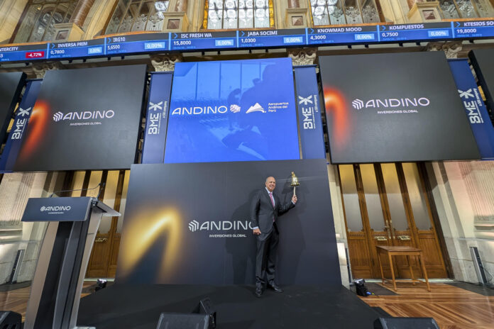 Carlos Vargas, CEO de Andino, durante el toque de campana de la compañía de logística e infraestructura portuaria y aeroportuaria Andino Inversiones Global, que ha debutado este miércoles en el mercado BME Growth con una revalorización del 4,6 %, tras marcar un primer precio de 3,14 euros por acción. Andino Inversiones Global, con un capital de 20,5 millones de euros, se ha convertido en la quinta compañía que se incorpora a los mercados de crecimiento de BME en lo que va de este año.EFE/ Vega Alonso
