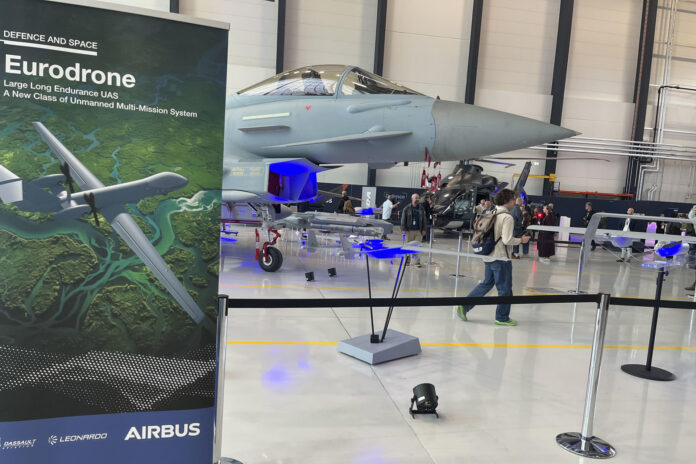 .- Airbus celebra su 'Cumbre de Defensa' en Ingolstadt, Alemania, este miércoles. El consejero delegado de Airbus, Guillaume Faury, expresó este miércoles su confianza en que el Futuro Sistema Aéreo de Combate (FACS) para desarrollar cazas de sexta generación vea finalmente la luz, pese a las dificultades que afronta el proyecto, en el que participan Alemania, Francia y España y que se encuentra atascado por las diferencias entre París y Berlín. EFE/Salvador Martínez
