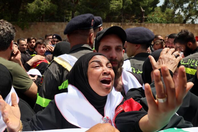 Un doliente llora junto al ataúd de uno de los dos miembros de la Defensa Civil Libanesa durante una procesión fúnebre en la ciudad costera de Sidón, Líbano, el 13 de mayo de 2026. Los dos miembros murieron en un ataque aéreo israelí en Nabatieh, al sur del Líbano, el 12 de mayo de 2026. Según la Unidad de Gestión de Desastres del gobierno libanés, al 12 de mayo de 2026, más de 31.400 familias se encontraban desplazadas internamente en refugios colectivos en el Líbano desde que comenzó la escalada el 2 de marzo, mientras que los ataques israelíes en todo el Líbano han causado la muerte de más de 2.880 personas y herido a más de 8.785 desde el inicio de las hostilidades reanudadas entre Israel y Hezbolá. (Líbano, Hizbulá/Hezbolá) EFE/EPA/WAEL HAMZEH
