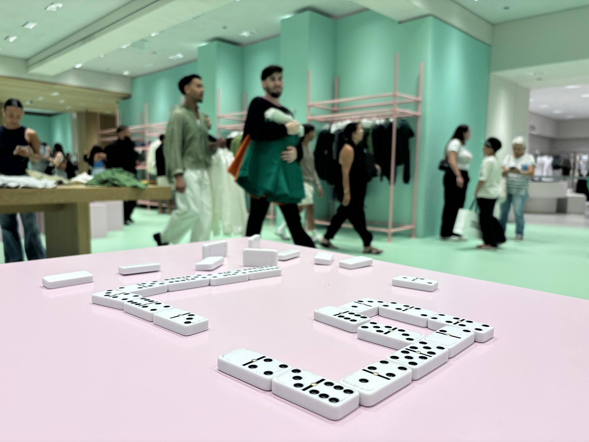 Personas recorren la nueva colección exclusiva 'Benito Antonio' este martes, en la tienda de la marca española Zara en el centro comercial Plaza Las Américas de San Juan (Puerto Rico). Camisetas, pantalones, corbatas y trajes en tonos cálidos y colores pastel, rodeados de mesas con juegos de dominó, proyectan el ambiente caribeño de Puerto Rico en la nueva colección exclusiva 'Benito Antonio' de Bad Bunny y Zara, que ya triunfó en San Juan y llegará el 21 de mayo a otros países. EFE/ Esther Alaejos
