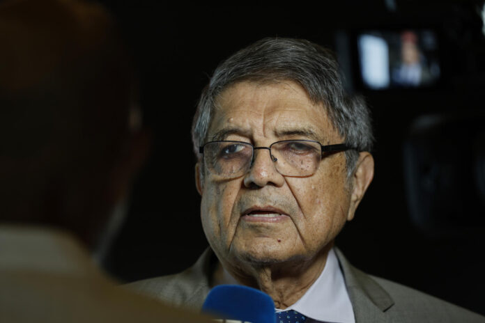 El escritor nicaragüense naturalizado español Sergio Ramírez, habla durante una entrevista con EFE este martes, en Ciudad de Panamá (Panamá). La vida de Ramírez (Masatepe, Nicaragua, 1942) parece escrita por el mejor de los novelistas: una trama circular donde el poder, las letras y el destierro se entrelazan de forma dramática. EFE/ Bienvenido Velasco
