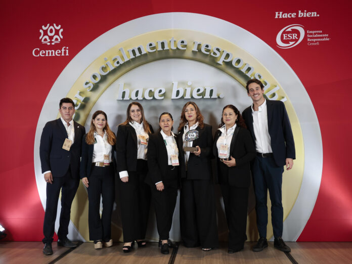 Representantes de Biofarma Natural CMD posan durante la entrega del reconocimiento 'Empresa Socialmente Responsable' otorgado por el Centro Mexicano para la Filantropía (CEMEFI) en el marco del XIX Encuentro Latinoamericano de Empresas Socialmente Responsables que se celebró este martes en Ciudad de México (México). El laboratorio mexicano Biofarma, fabricante de la línea de suplementos SP Humania, desarrollada en colaboración con el piloto mexicano de Fórmula 1 Sergio 'Checo' Pérez, recibió el distintivo de Empresa Socialmente Responsable (ESR) como parte de una estrategia enfocada en transformar su cadena de valor mediante empaques sustentables, energías renovables, apoyo a comunidades vulnerables y productos respaldados por investigación científica. EFE/José Méndez
