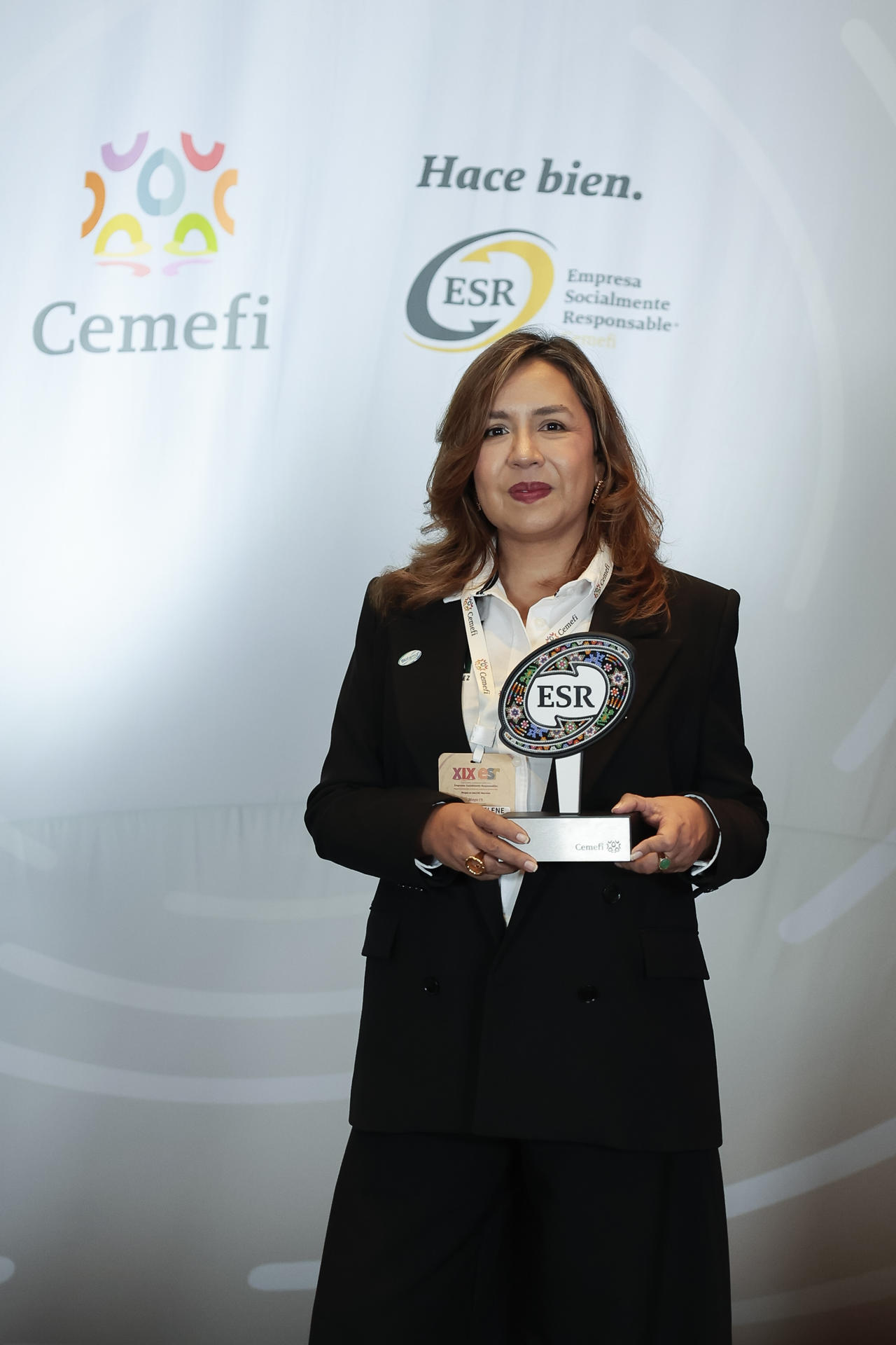 La directora general de Biofarma Natural CMD, Claudia Selene Chávez, posa durante la entrega del reconocimiento 'Empresa Socialmente Responsable' otorgado por el Centro Mexicano para la Filantropía (CEMEFI) este martes, en Ciudad de México (México). El laboratorio mexicano Biofarma, fabricante de la línea de suplementos SP Humania, desarrollada en colaboración con el piloto mexicano de Fórmula 1 Sergio 'Checo' Pérez, recibió el distintivo de Empresa Socialmente Responsable (ESR) como parte de una estrategia enfocada en transformar su cadena de valor mediante empaques sustentables, energías renovables, apoyo a comunidades vulnerables y productos respaldados por investigación científica. EFE/José Méndez
