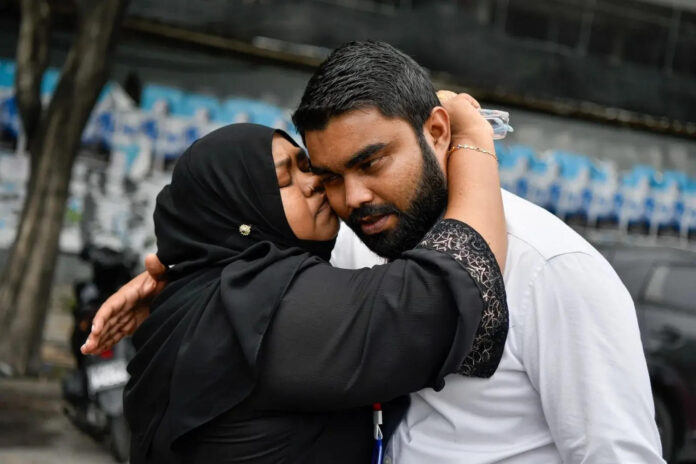 - En la imagen el periodista Shazan, detenido en Maldivas. Un documental sobre la supuesta infidelidad del presidente de Maldivas, Mohamed Muizzu, ha llevado a cuatro periodistas ante la justicia bajo un precepto islámico que puede acarrear hasta 80 latigazos y casi dos años de prisión, en un caso que incluyó redadas y el encarcelamiento de dos reporteros en el archipiélago vendido al mundo como sinónimo de lujo y evasión. EFE/ Imthiyaz Moosa/Adhadhu SOLO USO EDITORIAL/SOLO DISPONIBLE PARA ILUSTRAR LA NOTICIA QUE ACOMPAÑA (CRÉDITO OBLIGATORIO)
