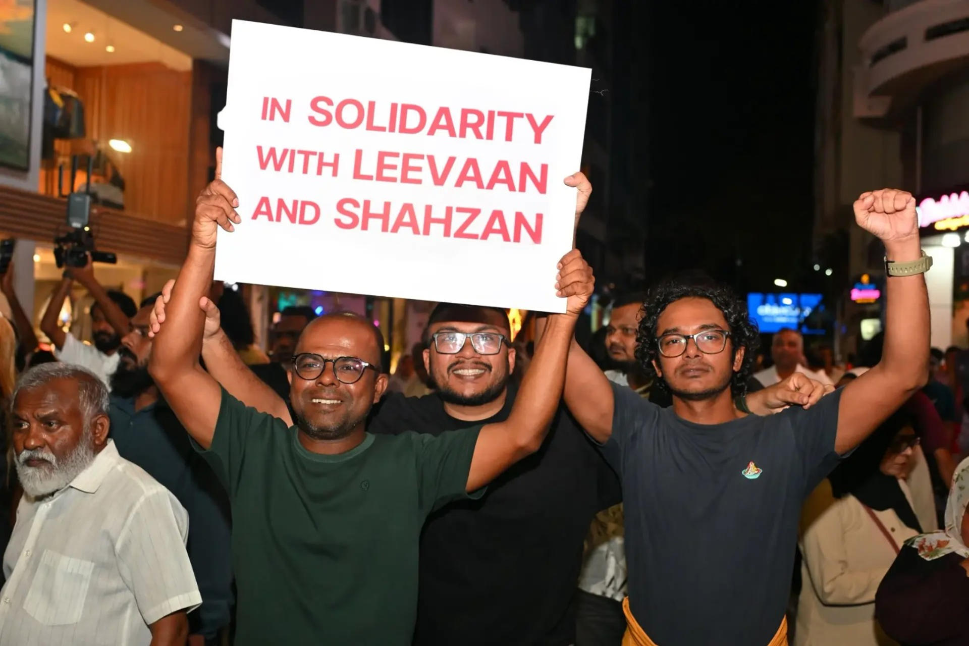 Trabajadores de medios de comunicación apoyan a los periodistas encarcelados Leevaan y Shahzan en Maldivas. Un documental sobre la supuesta infidelidad del presidente de Maldivas, Mohamed Muizzu, ha llevado a cuatro periodistas ante la justicia bajo un precepto islámico que puede acarrear hasta 80 latigazos y casi dos años de prisión, en un caso que incluyó redadas y el encarcelamiento de dos reporteros en el archipiélago vendido al mundo como sinónimo de lujo y evasión. EFE/ Adhadhu SOLO USO EDITORIAL/SOLO DISPONIBLE PARA ILUSTRAR LA NOTICIA QUE ACOMPAÑA (CRÉDITO OBLIGATORIO)
