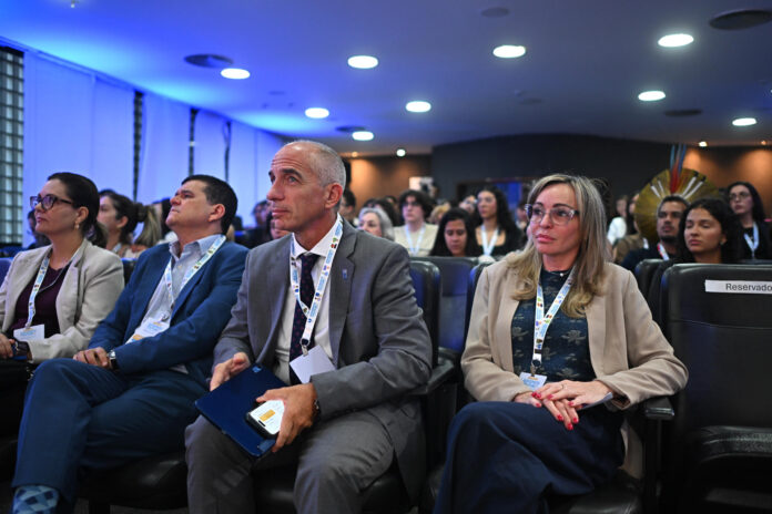 El representante residente del Programa de las Naciones Unidas para el Desarrollo (PNUD) en Brasil, Claudio Providas (c), asiste junto a la directora de Negocios para América del Sur de EFE, Nuria Engelmo, a la sesión plenaria de resultados durante el foro 'Gobiernos del Futuro: Expectativas de la Juventud'. EFE/ Andre Borges

