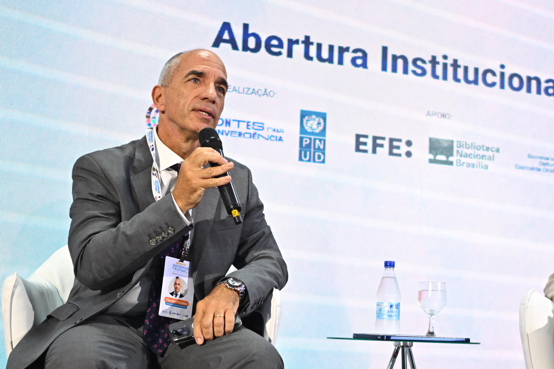 El representante residente del Programa de las Naciones Unidas para el Desarrollo (PNUD) en Brasil, Claudio Providas, habla durante el foro 'Gobiernos del futuro: Expectativas de la Juventud' organizado por el PNUD con el apoyo de la Agencia EFE, este martes en la Biblioteca Nacional de Brasilia (Brasil). EFE/ Andre Borges
