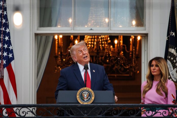 El presidente de EE.UU., Donald Trump (C). EFE/EPA/SAMUEL CORUM / POOL

