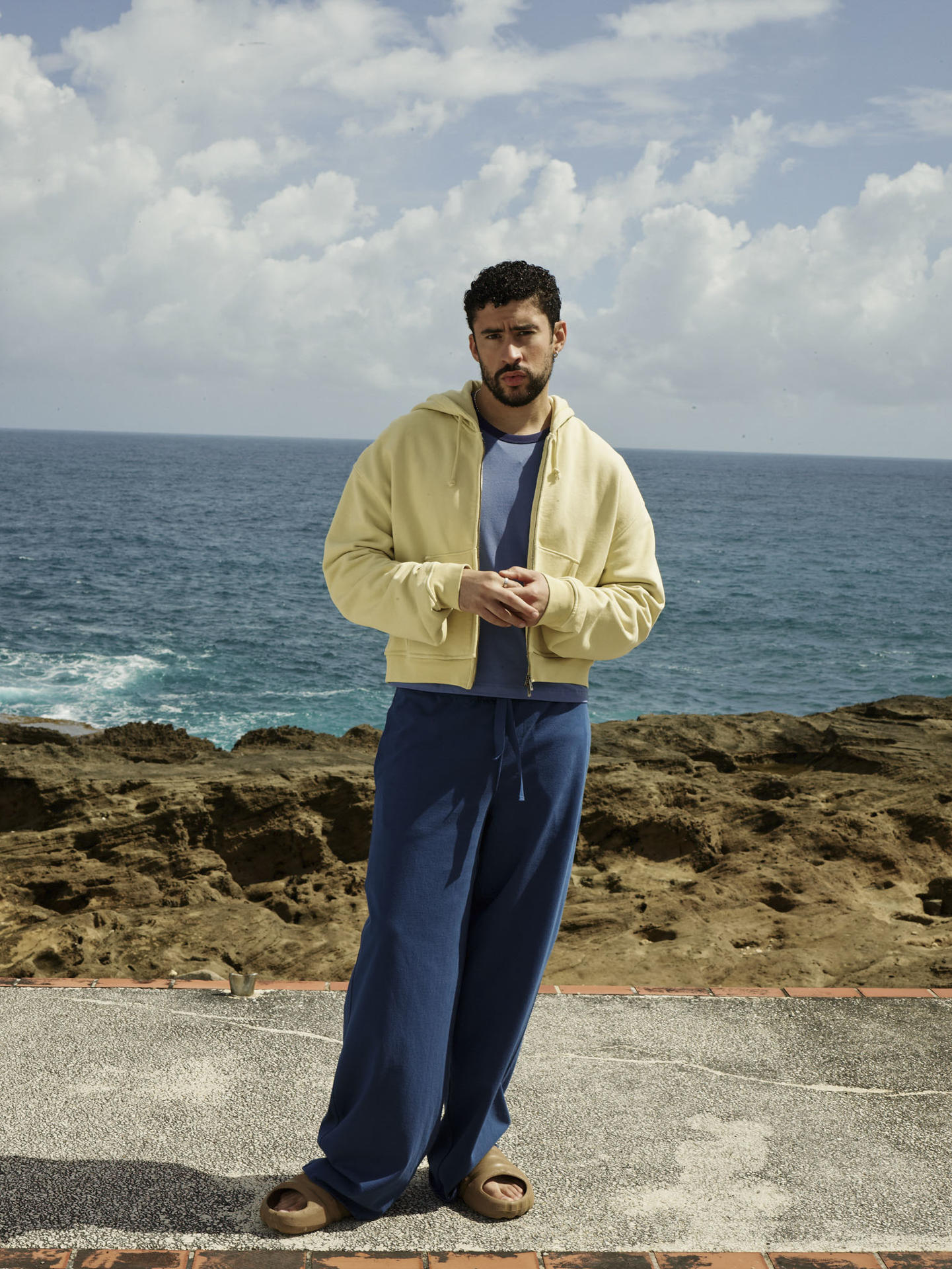 Bad Bunny y Zara presentan Benito Antonio (nombre real del cantante puertoriqueño), una colección inspirada en el estilo personal y la identidad creativa del artista compuesta por prendas de verano llenas de color, grafismos y tejidos deportivos. La colección, que estará disponible en tienda a partir de este jueves, nace de la "esencia de Benito Antonio Martínez Ocasio: su instinto creativo, su identidad y una mirada que moldea todo lo que toca", indica Zara en un comunicado.EFE/ZARA/SOLO USO EDITORIAL/SOLO DISPONIBLE PARA ILUSTRAR LA NOTICIA QUE ACOMPAÑA (CRÉDITO OBLIGATORIO)
