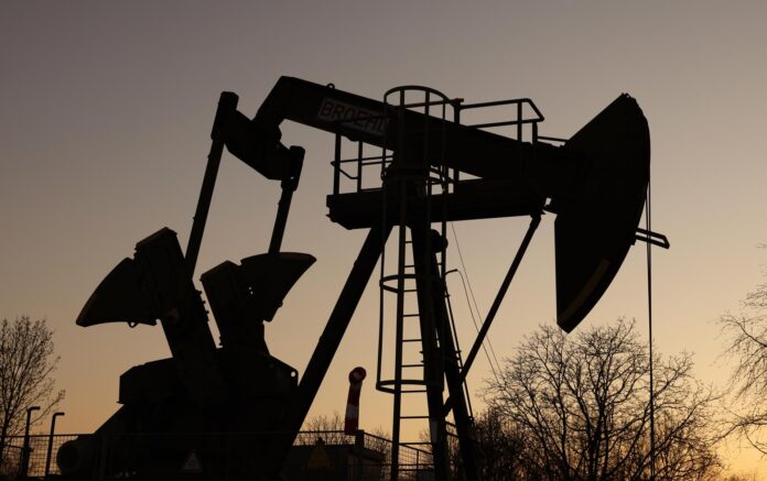 Fotografía de archivo de una bomba de petróleo en Walsheim, cerca de Landau, en el suroeste de Alemania. EFE/EPA/RONALD WITTEK
