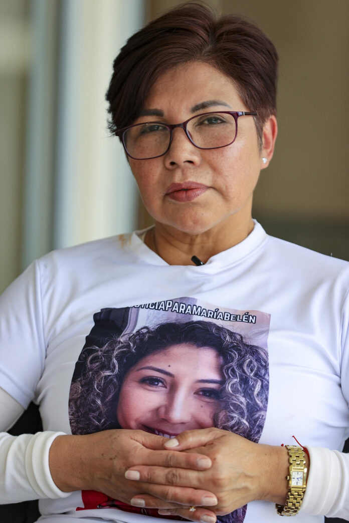 Elizabeth Otavalo, madre de la abogada María Belén Bernal posa durante una entrevista con EFE este lunes, en Quito (Ecuador). EFE/ José Jácome
