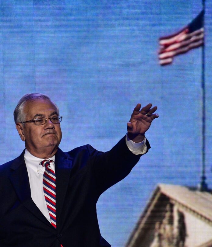 Fotografía de archivo del excongresista demócrata Barney Frank, conocido por impulsar reformas en Wall Street a raíz de la crisis financiera de 2008 y por ser uno de los primeros legisladores en declarar abiertamente su homosexualidad en el Congreso de Estados Unidos. EFE/Tannen Maury
