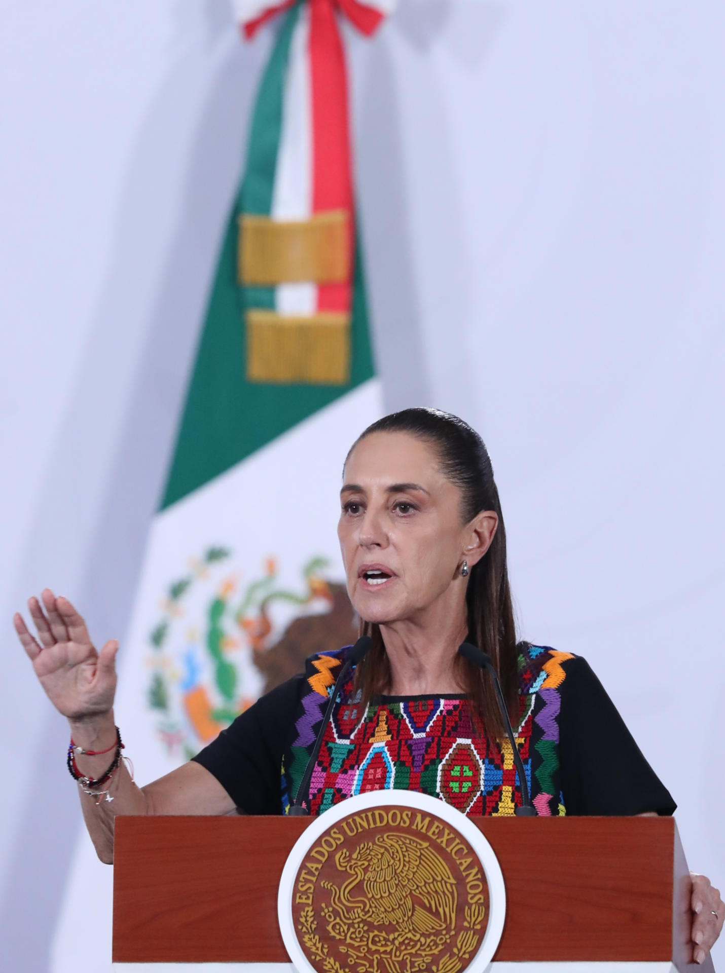 La presidenta de México, Claudia Sheinbaum, habla durante una rueda de prensa este miércoles en el Palacio Nacional de la Ciudad de México (México). EFE/Mario Guzmán
