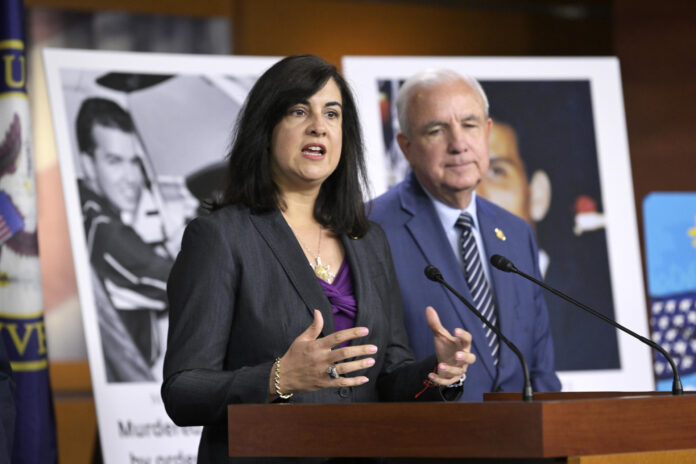 La congresista Nicole Malliotakis habla junto a su colega Carlos Gimenez, durante una rueda de prensa este miércoles en la sede del Congreso en Washington (EE.UU.). EFE/Lenin Nolly
