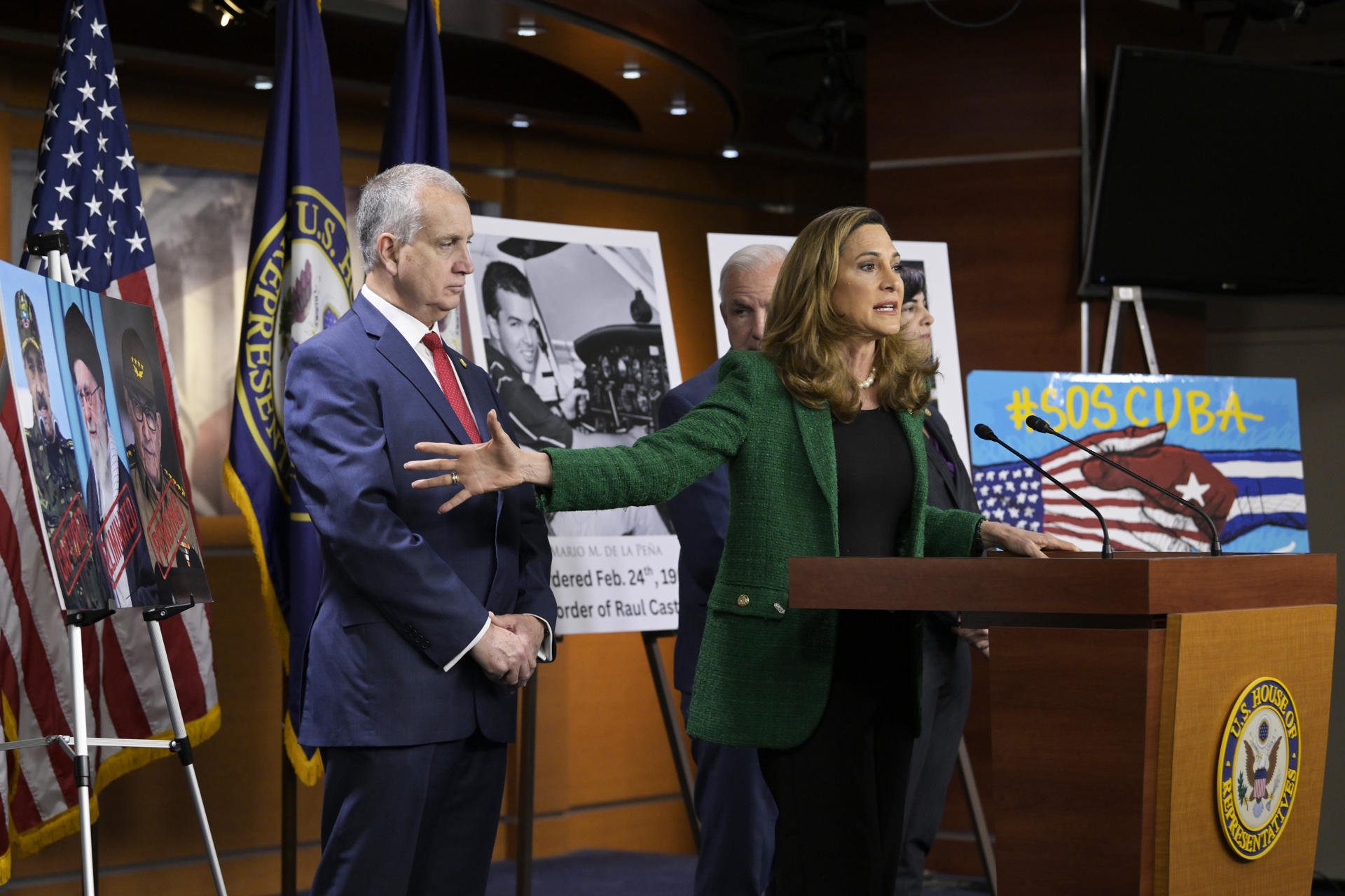 La congresista María Elvira Salazar habla junto a sus colegas Mario Díaz-Balart (i) y Carlos Gimenez (d), durante una rueda de prensa este miércoles en la sede del Congreso en Washington (EE.UU.). EFE/Lenin Nolly