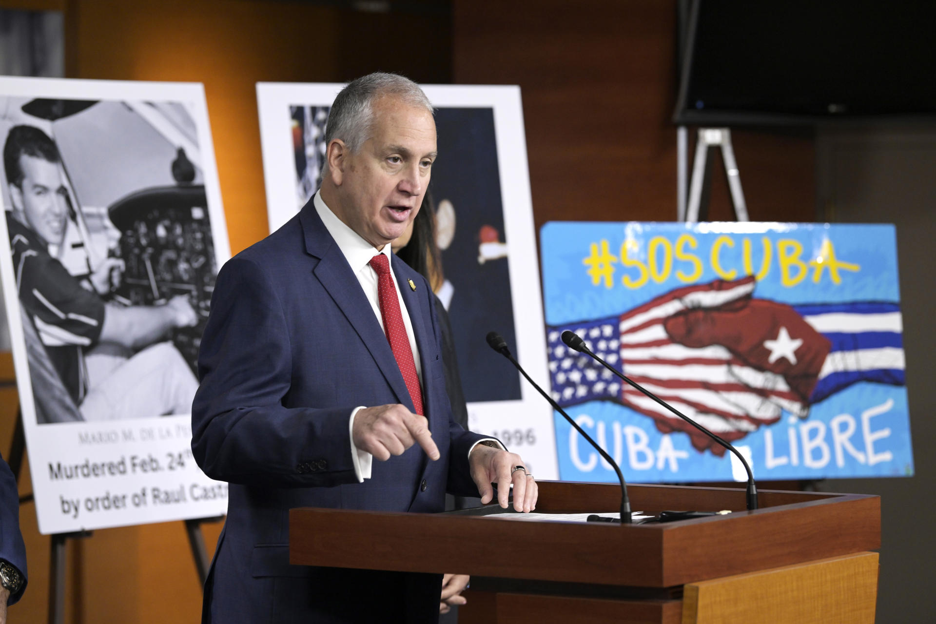 El congresista Mario Díaz-Balart habla durante una rueda de prensa este miércoles en la sede del Congreso en Washington (EE.UU.). EFE/Lenin Nolly