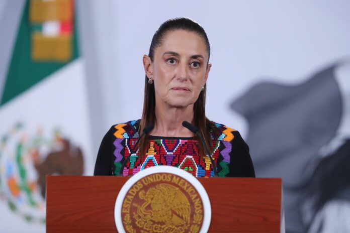 La presidenta de México, Claudia Sheinbaum, habla durante una rueda de prensa este miércoles, en el Palacio Nacional de Ciudad de México (México). EFE/ Mario Guzmán
