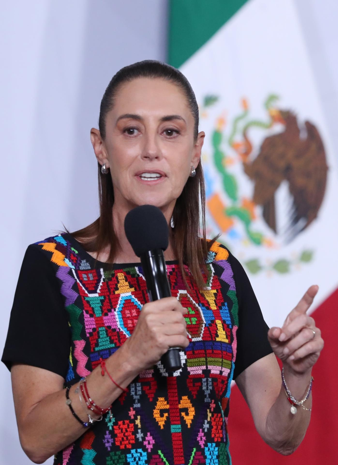 La presidenta de México, Claudia Sheinbaum, habla durante una rueda de prensa este miércoles, en el Palacio Nacional de Ciudad de México (México). EFE/ Mario Guzmán
